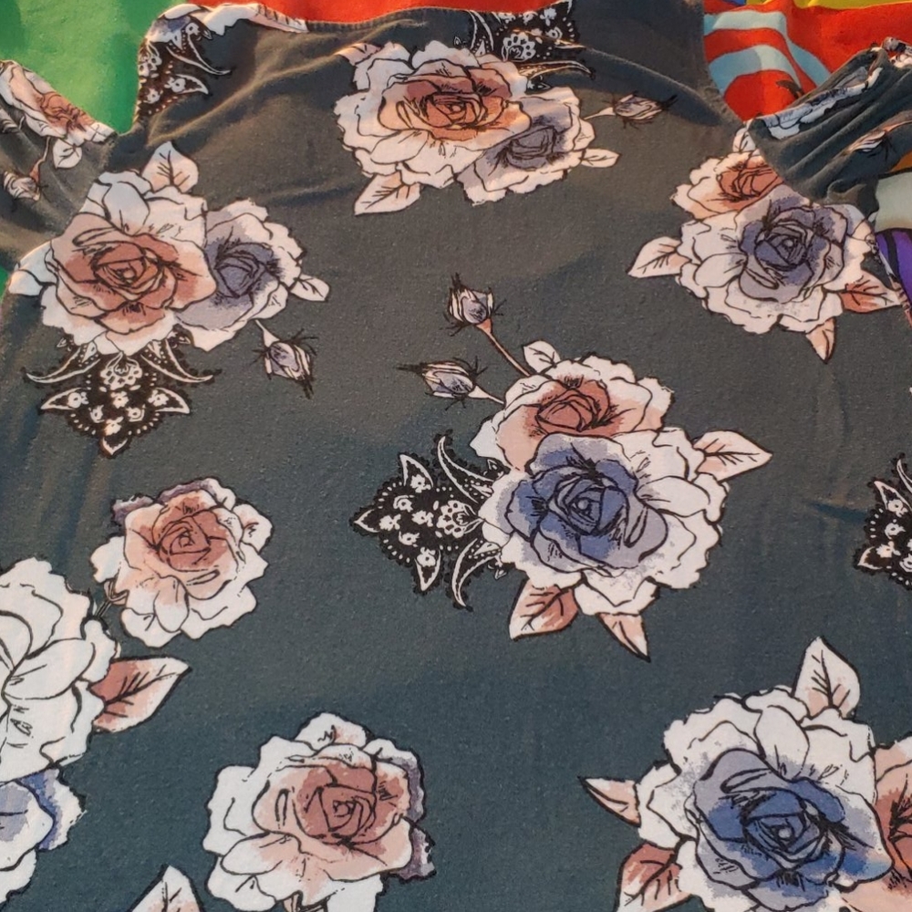 Ladies open shoulder shirt - Picture 6 of 6